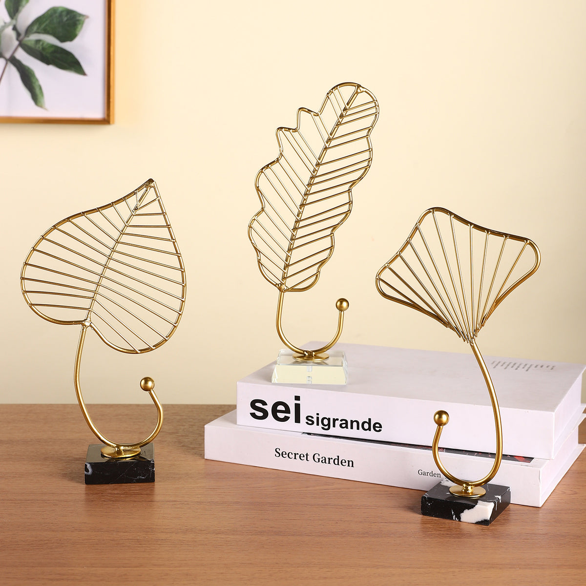 Leaf-Shaped Decorative Metal Stand Homeandso