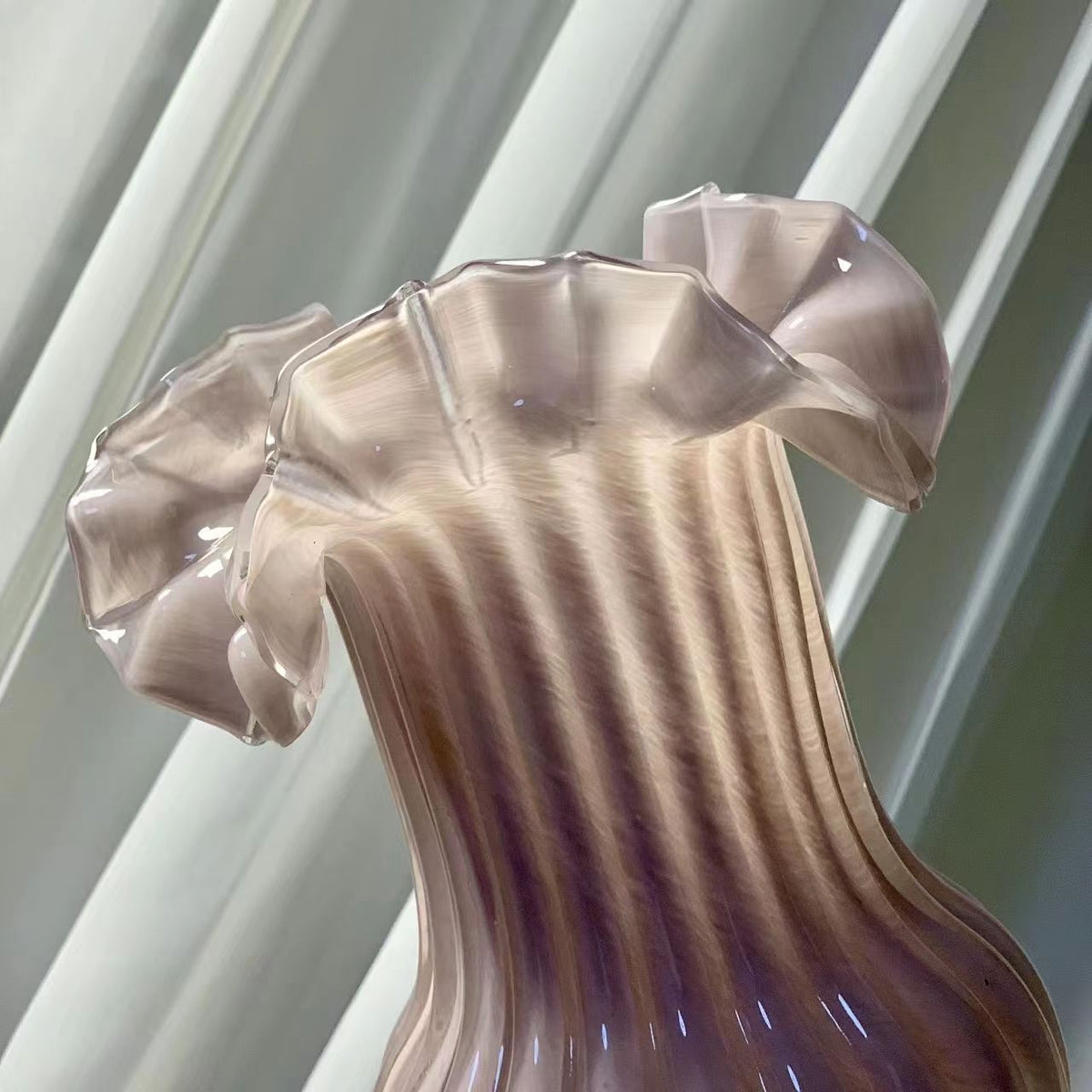 Dekorative gerippte Glasvase