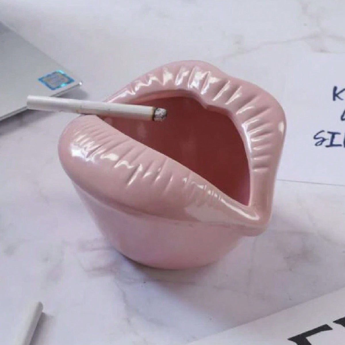 Lip-Shaped Phone Holder Homeandso