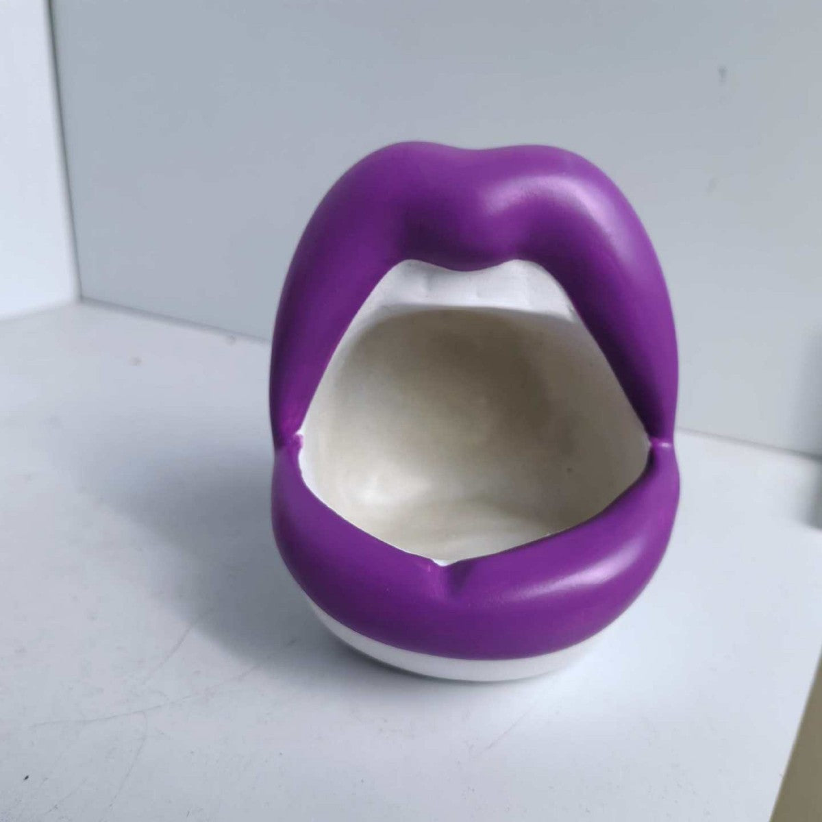 Lip-Shaped Phone Holder Homeandso