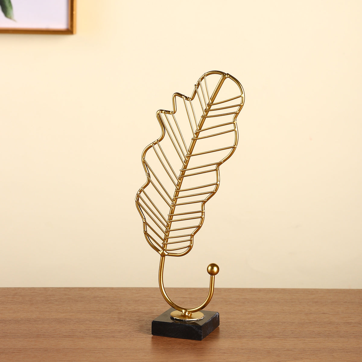 Leaf-Shaped Decorative Metal Stand Homeandso
