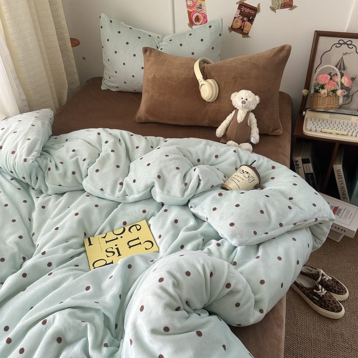Plush Dot Patterned Blanket Set Homeandso